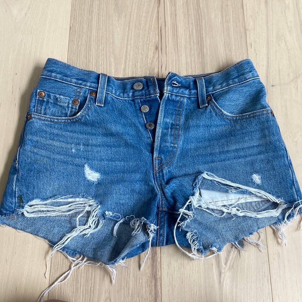 Levi’s jean shorts size W25- medium wash